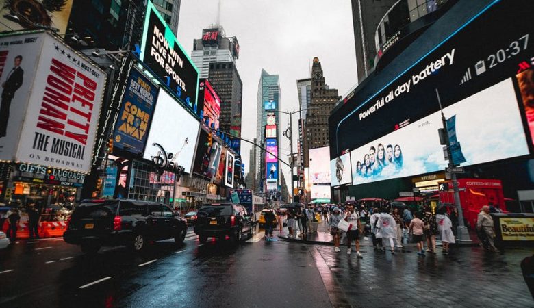 Ilustrasi iklan billboard times square (pexels.com/Luis Dalvan)