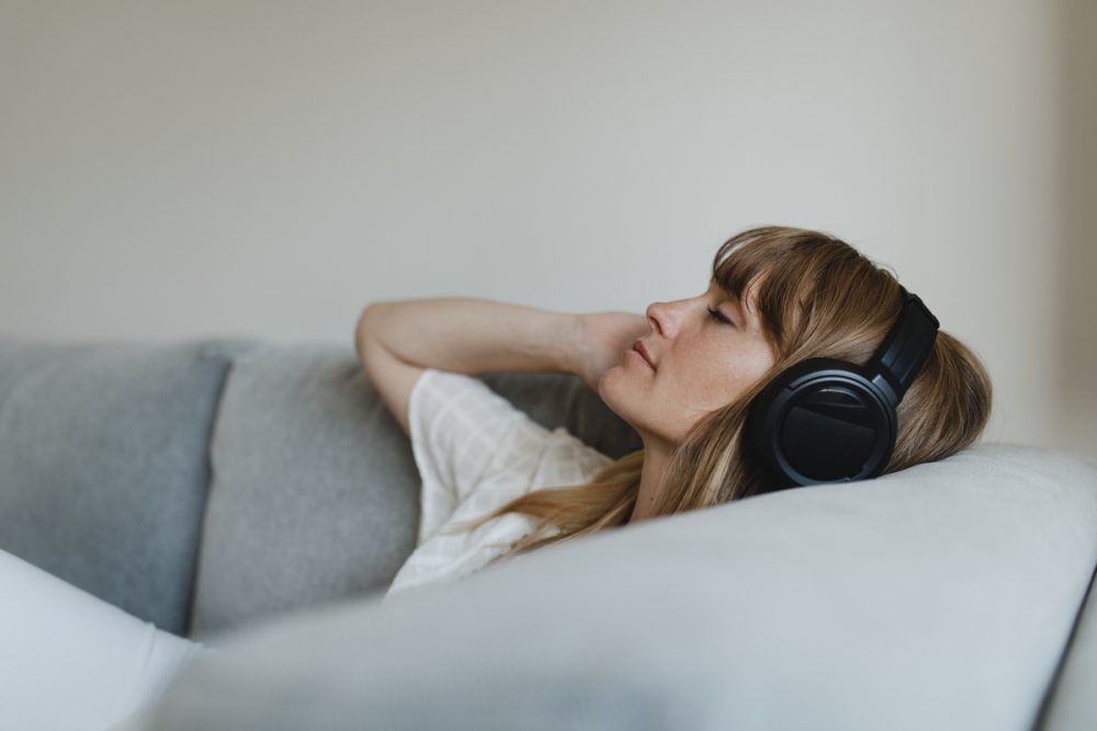 Mendengarkan musik bisa membuat suasana lebih ceria