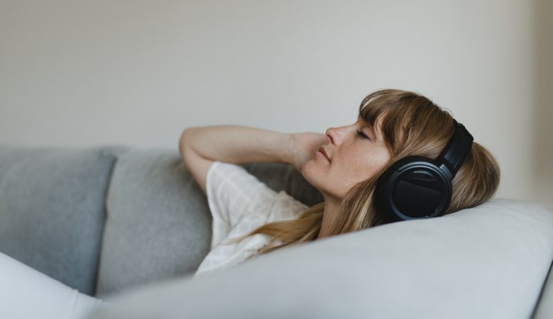 Mendengarkan musik bisa membuat suasana lebih ceria