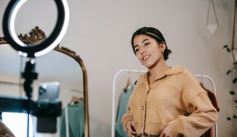 Ilustrasi penggunaan influencer untuk bisnis (pexels.com/Liza Summer)